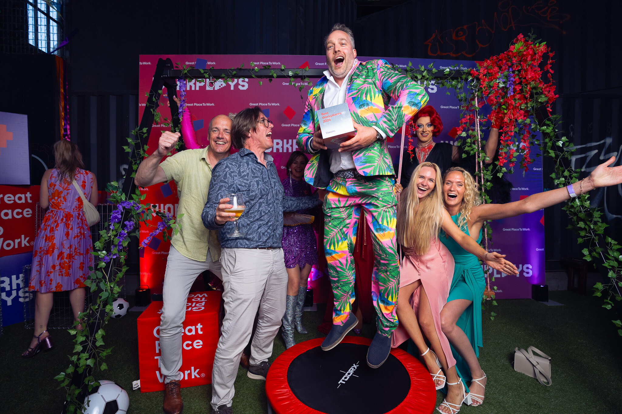 Blije collega's poseren met Best Workplaces 2024 award tijdens WORKPLAYS Awardfestival