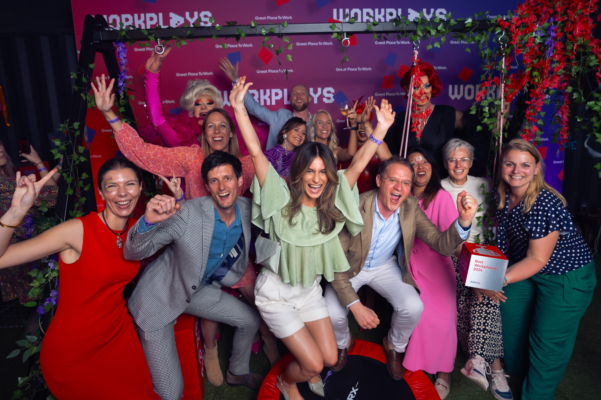 Medewerkers van Hilton poseren met Best Workplaces 2024 award tijdens WORKPLAYS Awardfestival