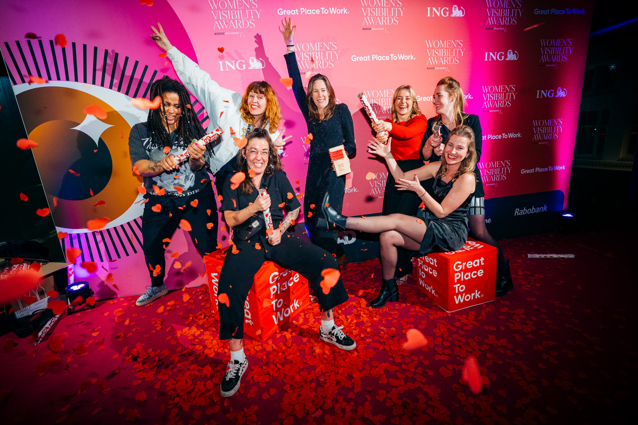 Vrouwelijke collega's van Great Place To Work voor fotowand tijdens uitreiking Best Workplaces For Women 2024 awards