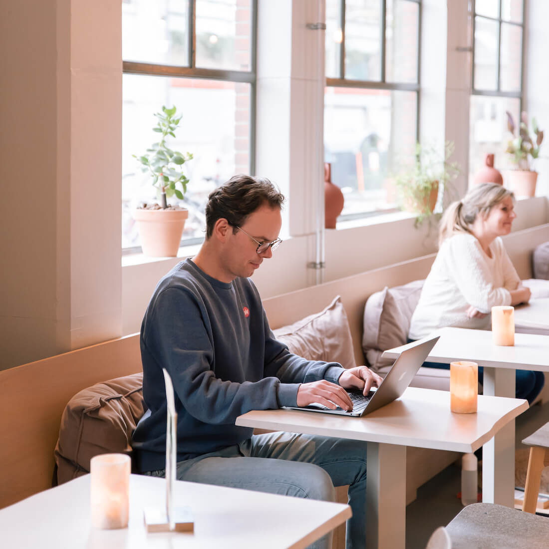 Man aan het werk op een laptop