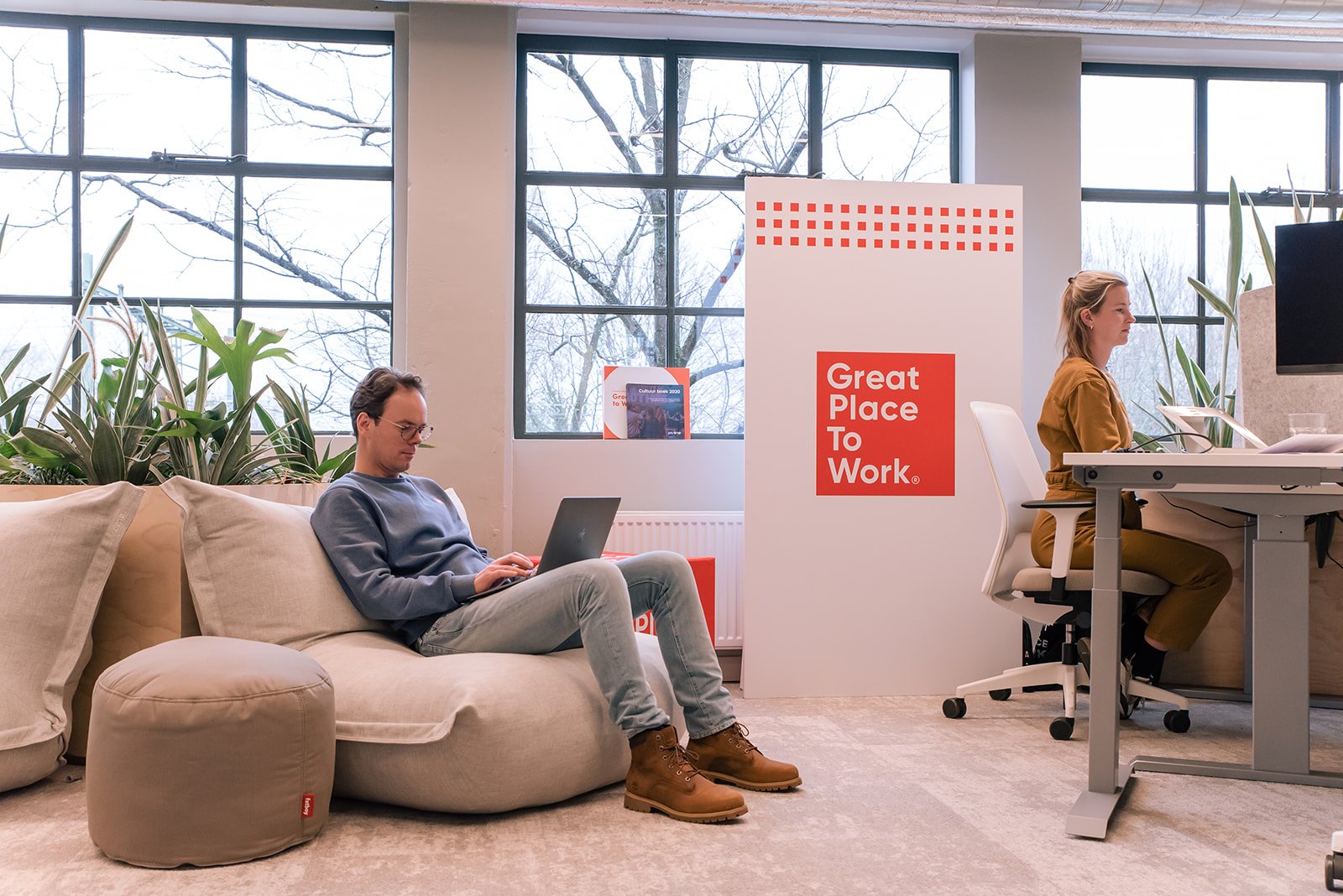 Twee medewerkers van Great Place To Work werken op kantoor