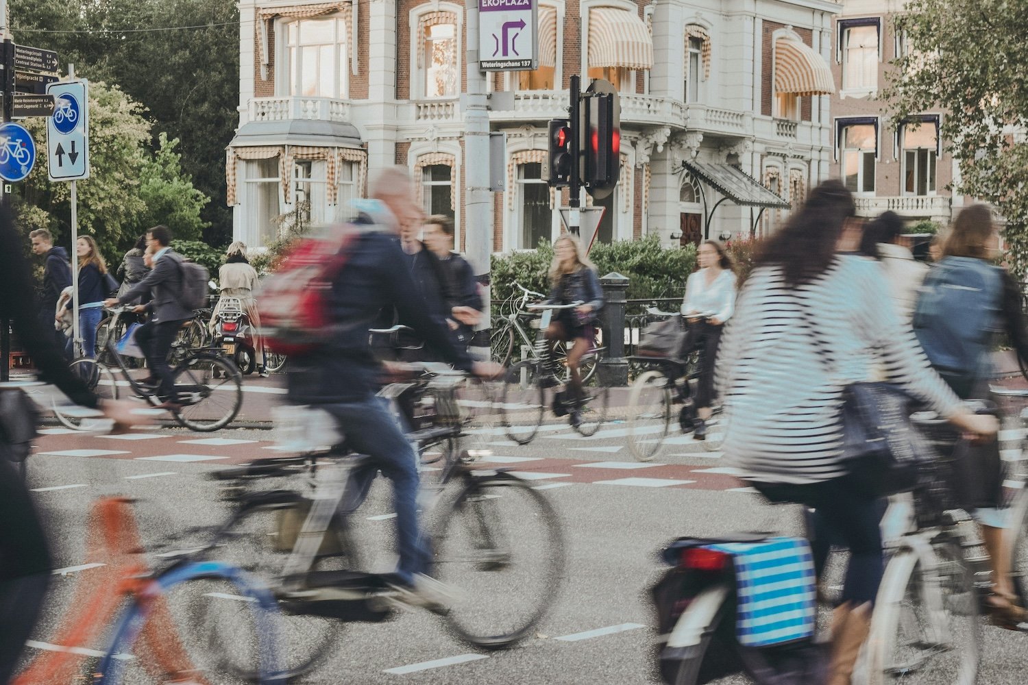 Mensen op de fiets door een stad