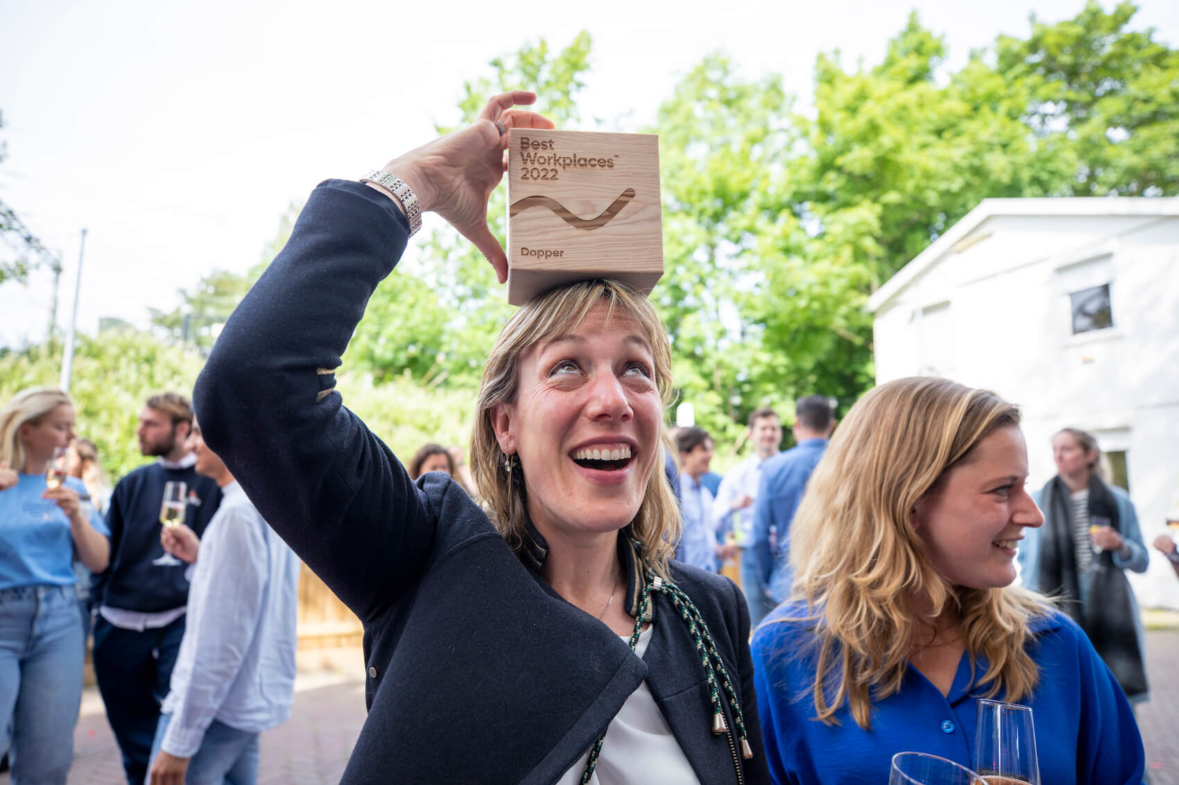 Blije medewerker van Dopper met Best Workplaces 2022 award op haar hoofd