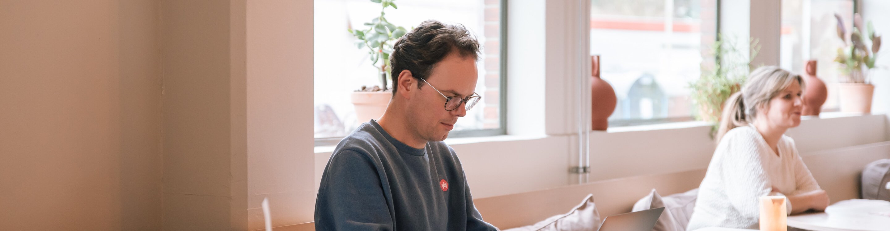 great place to work medewerker geconcentreerd aan het werk