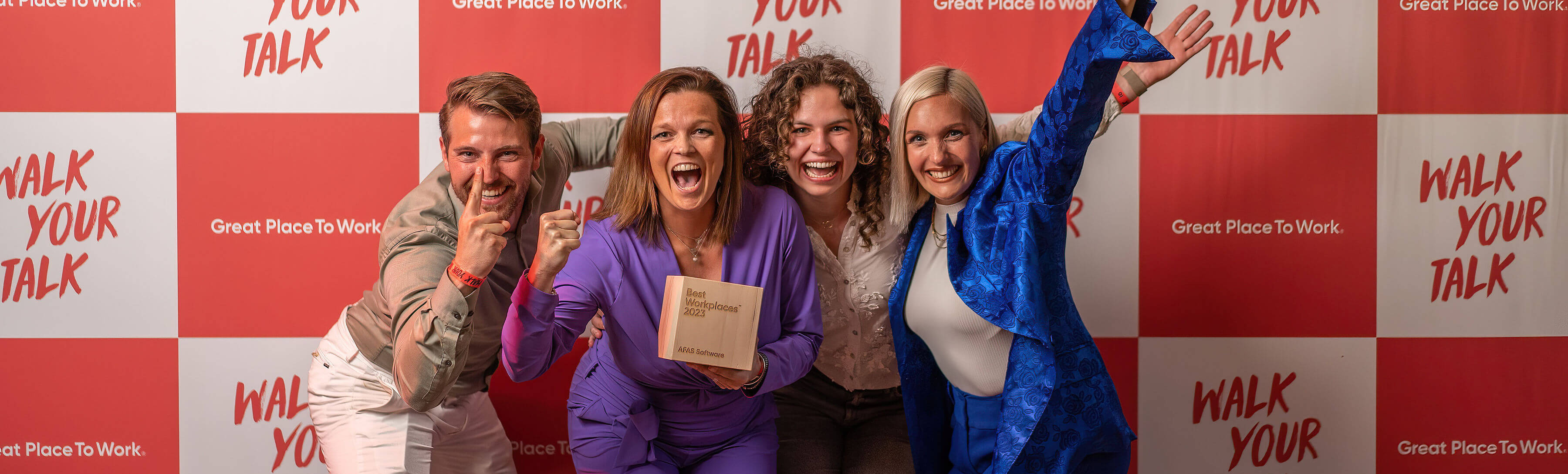 Medewerkers van AFAS Software poseren met Best Workplaces 2023 award voor fotowand