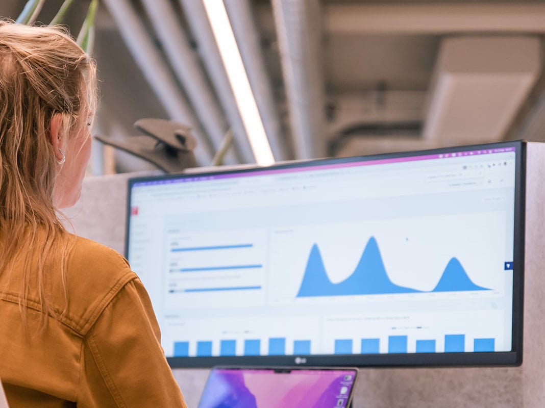Vrouw bekijkt resultaten van medewerkerstevredenheidsonderzoek