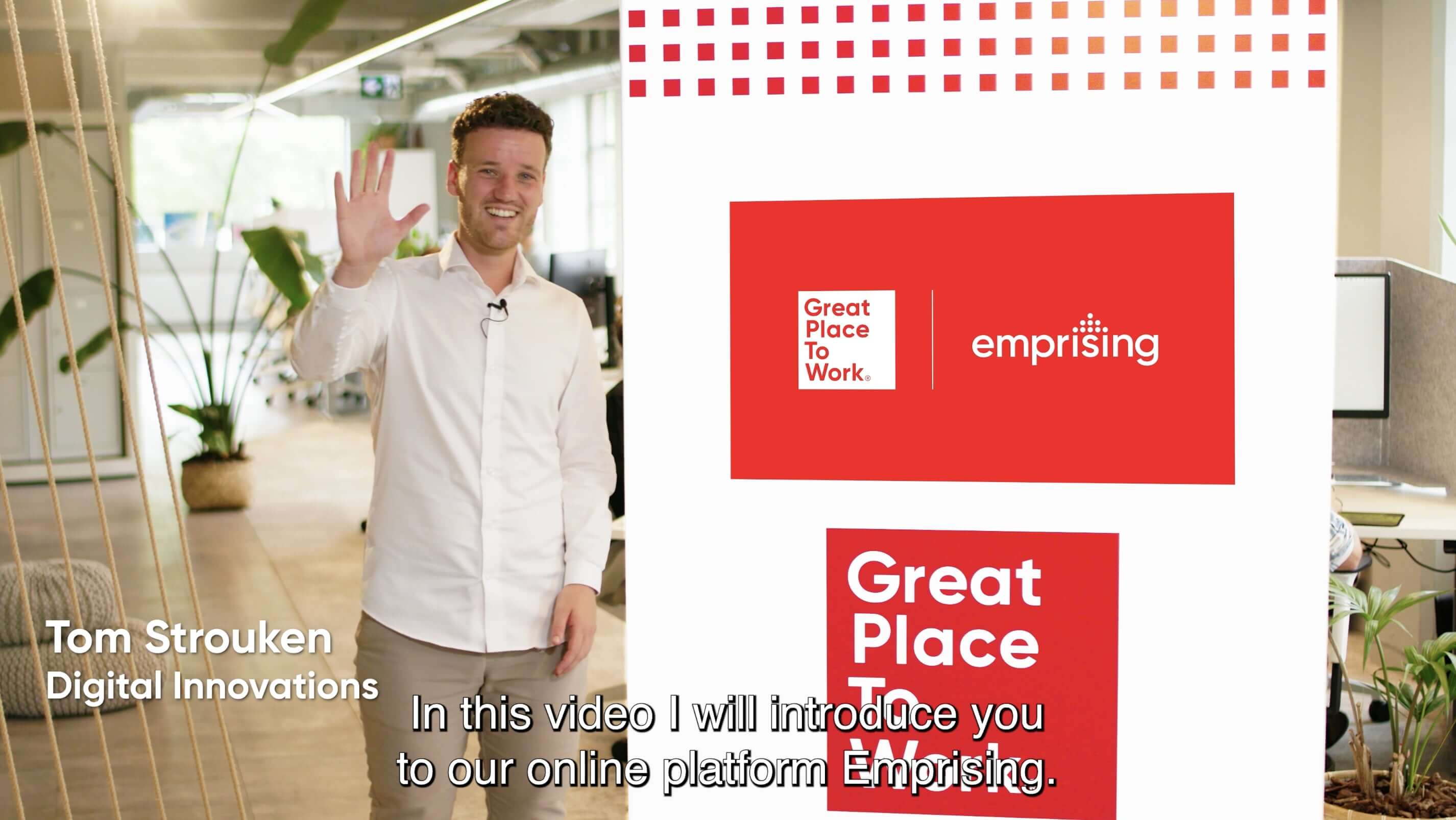 Collega van Great Place To Work op filmset zwaait naar de camera